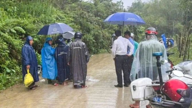 Tai nạn trên đường đón con đi học về, người mẹ 25 tuổi ở Đà Nẵng mất mạng chỉ vì một cái áo mưa