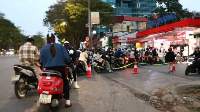 Thực trạng xe tải 4 chân xếp hàng đổ dầu diesel tại nhiều tỉnh, cơ quan chức năng lên tiếng về nguồn cung xăng dầu