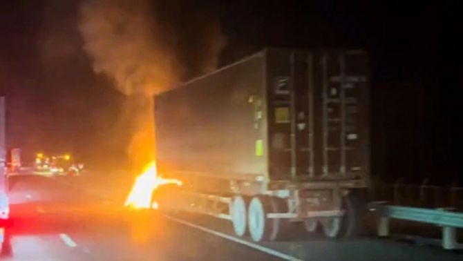 Hiện trường xe đầu kéo bốc cháy ngùn ngụt trên cao tốc TPHCM – Trung Lương, đã rõ nguồn cơn
