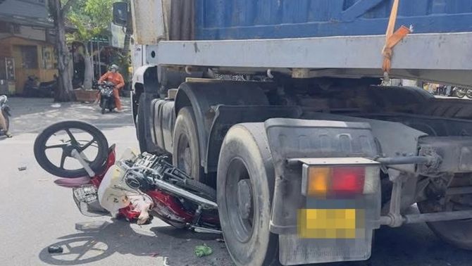 Hiện trường xe đầu kéo va chạm xe máy ở TPHCM, danh tính cụ ông 71 tuổi tử vong sau tai nạn
