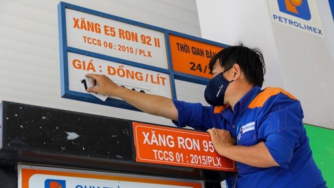 Lời khai người đăng tin ‘giá xăng lên 34.000 đồng/lít’ vừa bị công an xử phạt