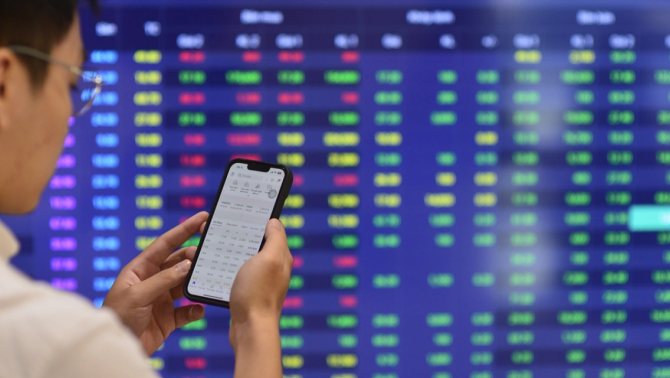 Dầu khí giảm mạnh, dòng tiền bất ngờ đổ vào cổ phiếu đầu tư công