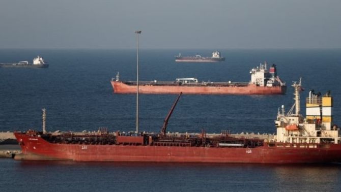 Iran tuyến bố sẽ cho tàu chở dầu đi qua eo biển Hormuz nếu thanh toán bằng tiền của quốc gia này?