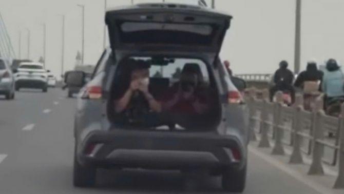 Danh tính tài xế mở cốp xe, chở người trong khoang hành lý ở Hà Nội, chính thức nhận án phạt