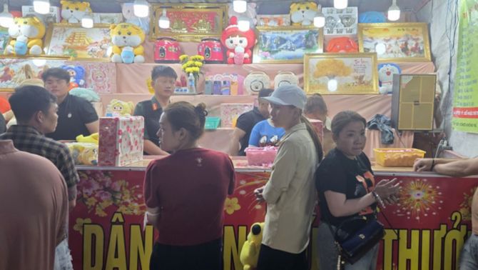 Dàn cảnh trúng thưởng tại hội chợ, 21 người bị khởi tố, công an Tây Ninh làm rõ thủ đoạn dẫn dụ người chơi