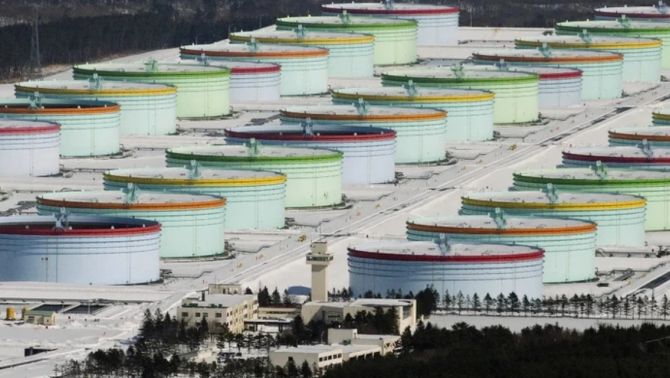 Giá dầu vượt mốc 100 USD, động thái từ IEA sau biến động tại eo biển Hormuz gây chú ý