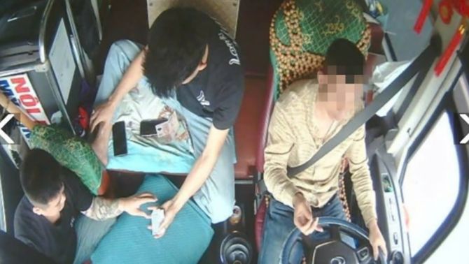 Danh tính tài xế và phụ xe đánh bạc trên ô tô khách chạy cao tốc Cầu Giẽ - Ninh Bình, đối diện hình phạt nào?