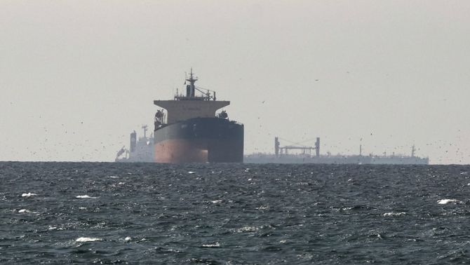 Iran tuyên bố đóng cửa hoàn toàn eo biển Hormuz, mỉa mai thẳng Tổng thống Trump và nước Mỹ