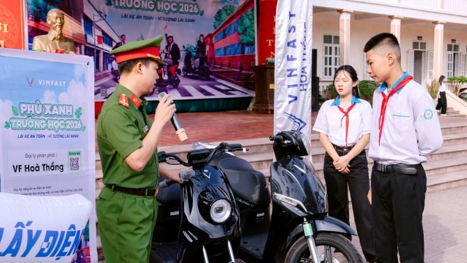 ‘Phủ xanh trường học 2026’ lan tỏa thói quen di chuyển an toàn với xe máy điện