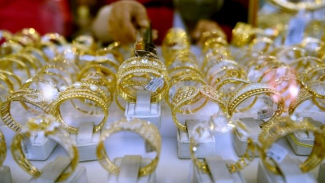 Giá vàng trưa 19/3 đồng loạt giảm, SJC và vàng nhẫn rời mốc cao, vàng thế giới lùi về 4.800 USD