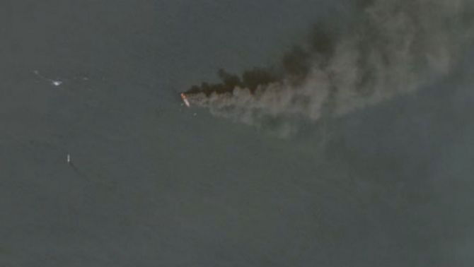 Tàu hàng ở eo biển Hormuz bị tấn công bốc khói đen kịt, Qatar trục xuất hàng loạt quan chức Iran