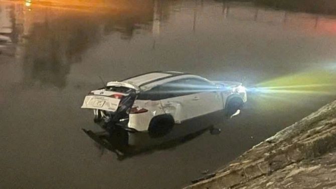 Hiện trường tài xế buồn ngủ lái ô tô lao xuống sông Tô Lịch, tình trạng hiện tại ra sao?