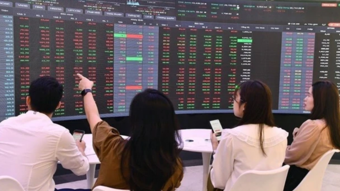 Tự doanh mạnh tay giải ngân trăm tỷ, gom loạt cổ phiếu lớn nhưng xả mạnh STB