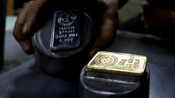 Giá vàng thế giới giảm hơn 300 USD rồi hồi phục trong phiên, Fed và USD tăng giá gây biến động