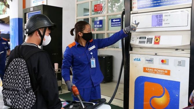 Giá xăng dầu tăng dựng đứng, xem xét dùng ngân sách hỗ trợ qũy bình ổn hoặc giảm các loại thuế?