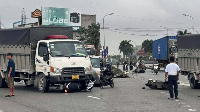 Ninh Bình: Hiện trường vụ xe tải tông liên hoàn 3 xe máy, 2 người phụ nữ ra đi tại chỗ