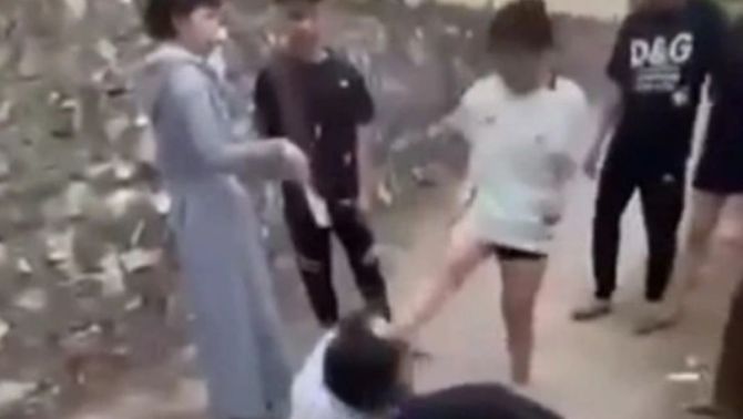 Thanh Hóa: Xôn xao vụ nữ sinh bị đánh hội đồng đến bất tỉnh, lộ thái độ khó hiểu của người đứng xem