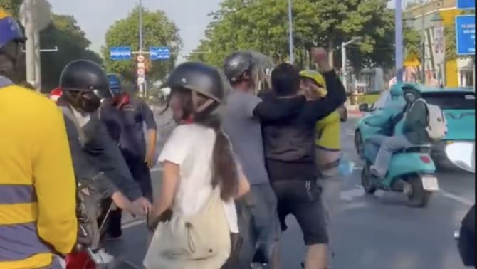 Xác minh danh tính hai người đàn ông ẩu đả giữa ngã tư TPHCM khiến nhiều người khiếp vía