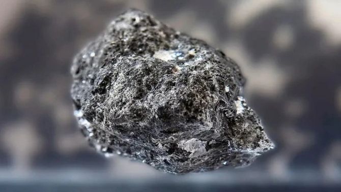 NASA mở niêm phong 'báu vật Mặt Trăng' sau 50 năm: Phát hiện khiến các nhà khoa học sửng sốt