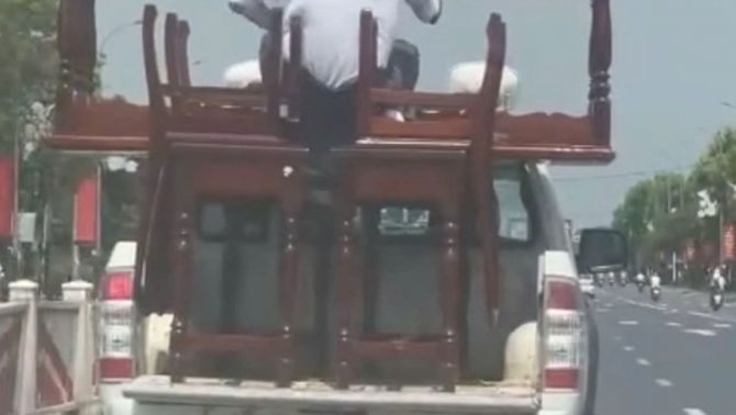 Xe bán tải biển xanh chở người 'đu' sau thùng gây xôn xao: Công an vào cuộc tìm ra nguyên nhân