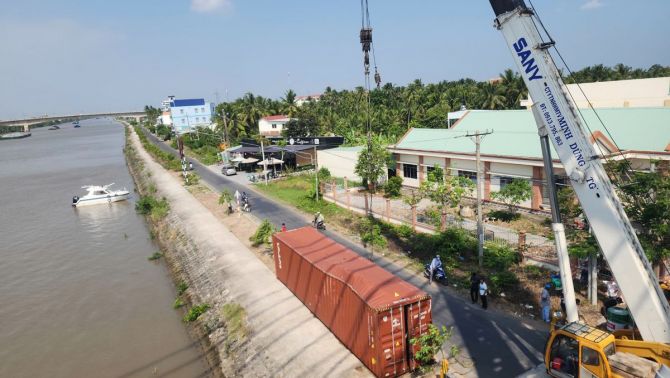 Công an thông tin vụ tàu 4.000 tấn vướng dây diện làm rơi container xuống kênh Chợ Gạo