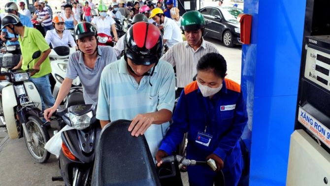 Nhiều nước nỗ lực kiểm soát giá xăng dầu: Người tiêu dùng được hưởng lợi gì từ chiến lược này?