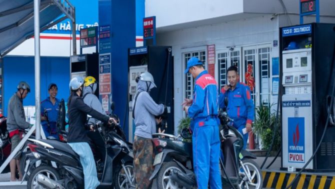 PVOIL  tăng tốc triển khai xăng E10: Điều gì đang diễn ra với thị trường xăng dầu?