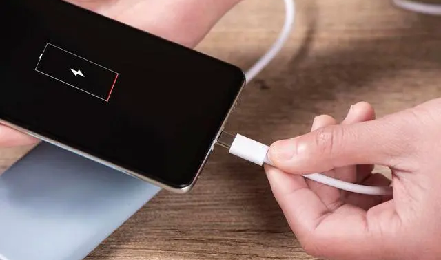 Giá xăng dầu tăng mạnh tại Hàn Quốc, chính phủ kêu gọi người dân hạn chế sạc điện thoại ban đêm