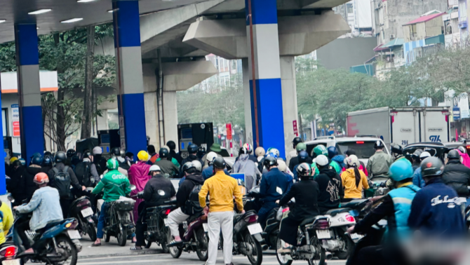 Giá xăng dầu biến động, doanh nghiệp đẩy mạnh chuyển sang năng lượng thay thế, giảm phụ thuộc vào nhiên liệu hóa thạch