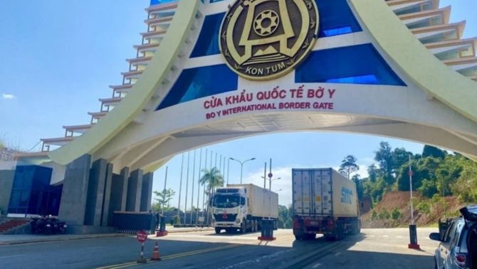 Chặn xe tải chở xăng gần biên giới, phát hiện 900 lít không giấy tờ, nghi vận chuyển sang nước ngoài tiêu thụ