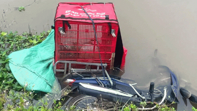 Tình tiết nóng vụ phát hiện thi thể nam shipper cùng xe máy dưới mương nước, danh tính nạn nhân?