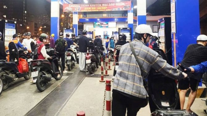 Lý giải nguyên nhân khiến giá xăng dầu trong nước ngày 27/3 lao dốc nhưng thế giới đang 'đu đỉnh'?