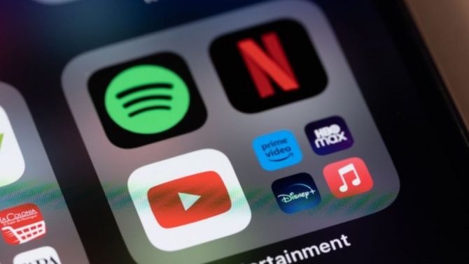 Mua bán tài khoản Netflix Spotify có thể bị phạt tới 50 triệu từ 1/7, người 'share chung' cần lưu ý!