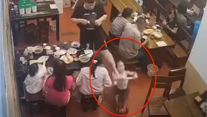 Công an thông tin vụ nam thanh niên đạp thẳng vào bé gái đi scooter trong quán ăn ở Hà Nội