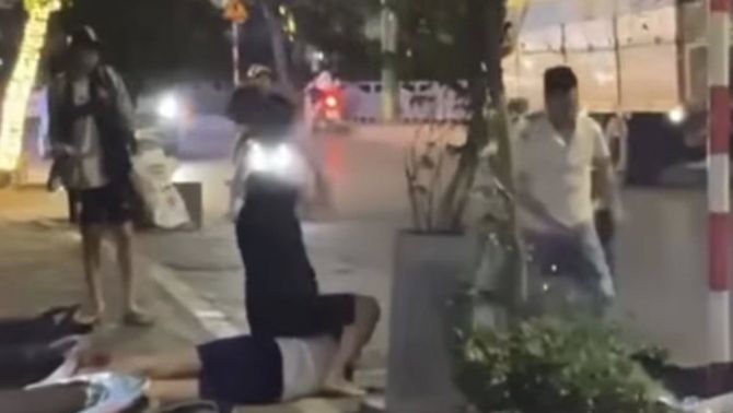 Diễn biến nóng nam sinh đi xe máy bất ngờ bị nhóm đi ô tô quật ngã, ngồi lên người đánh đập đa chấn thương
