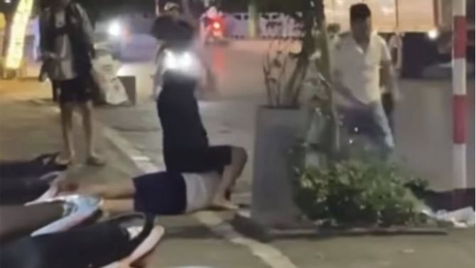 Nam sinh viên bị nhóm người lạ đi ô tô chặn đánh hội đồng, gục tại chỗ: Xót xa tình trạng của nạn nhân