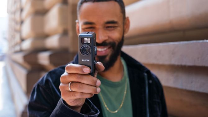 Máy ảnh lấy liền “biết” quay video instax mini Evo Cinema