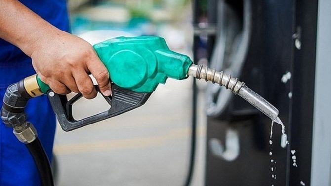 Tin nóng xăng dầu Đông Nam Á: Nước láng giềng Việt Nam cấm xe nước ngoài đổ xăng RON95