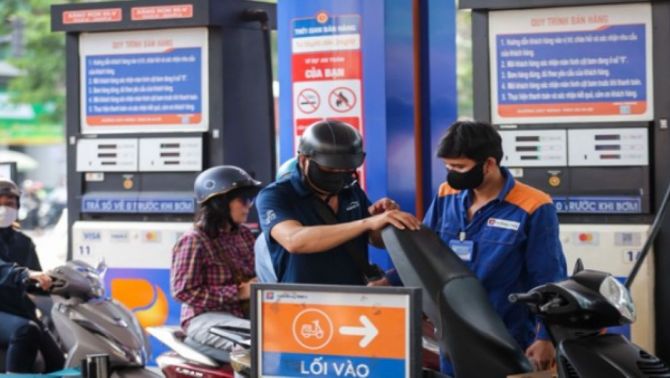 Một quốc gia láng giềng với Việt Nam bất ngờ phát tiền cho 36 triệu dân vì giá xăng tăng thẳng đứng