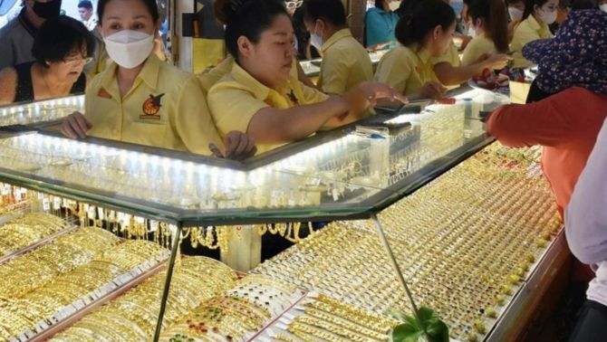 Giá vàng 2026 'đi ngược quy luật': Bất ổn toàn cầu tăng nhưng vàng trong nước vẫn 'đuối sức'?