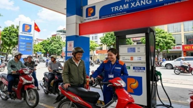 1 lít xăng tốn 1/3 ngày lương ở Lào, 1/5 ở Campuchia, Việt Nam đứng ở đâu trong bản đồ chi phí nhiên liệu ASEAN?