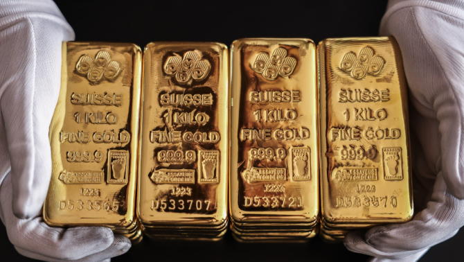 Giá vàng thế giới tiến sát 4.700 USD, SPDR Gold Trust mua ròng trở lại, xuất hiện tín hiệu mới từ chiến sự Mỹ - Iran