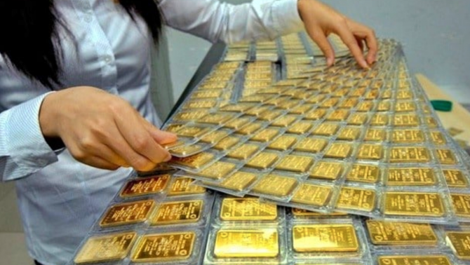 Bán 5 cây vàng gửi tiết kiệm lãi suất 9% hay giữ lại chờ giá, bài toán khiến nhiều người đắn đo