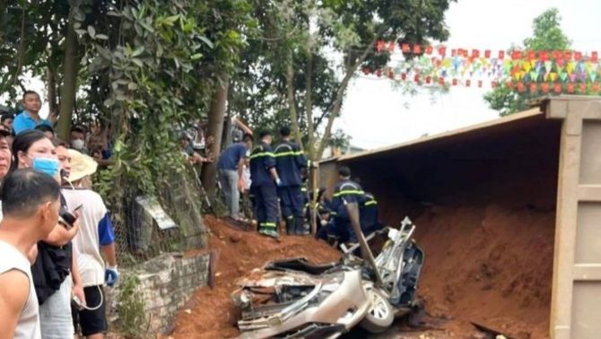 Diễn biến mới nhất vụ lật xe đầu kéo khiến 2 người tử vong ở Phú Thọ: Công an công bố loạt vi phạm