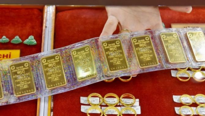 Giá vàng hôm nay tụt dốc: Vàng miếng SJC 'rơi mạnh', chênh lệch mua vào bán ra cao hiếm thấy