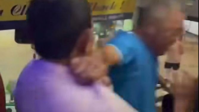 Clip tài xế và khách ‘thượng cẳng chân, hạ cẳng tay’ trên xe ở TPHCM: Chủ xe nói gì?