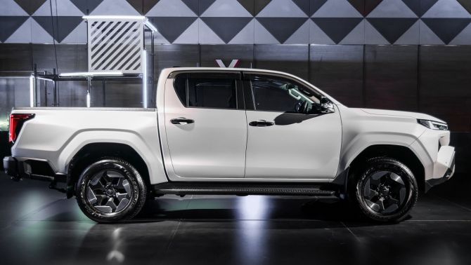 Toyota chính thức ra mắt ‘vua bán tải’ mới 'chơi tới bến' Ford Ranger và Mitsubishi Triton, giá mềm