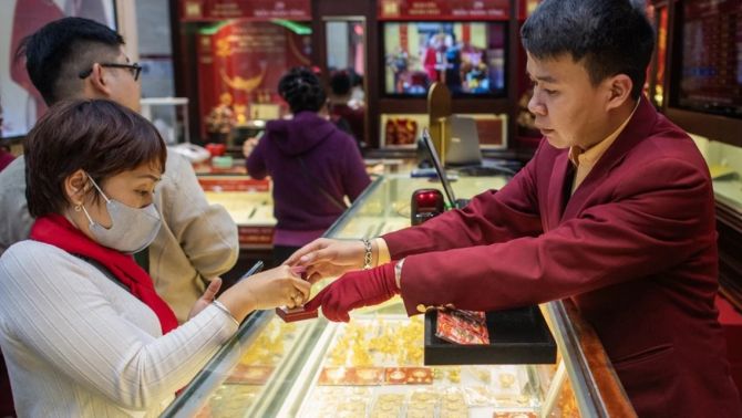 Giá vàng từ đỉnh 190,9 triệu đồng, người mua trước ngày 1/3 chịu lỗ gần 20 triệu/lượng, chênh lệch thế giới mức cao