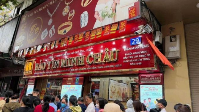 Giá vàng 'lao dốc', người Hà Nội xếp hàng dài đi mua: Bảo Tín Minh Châu vẫn bán nợ vàng?