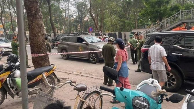 Hà Nội: Công an thông tin vụ tài xế nghi bị khách đâm vào cổ, hé lộ tình hình nạn nhân